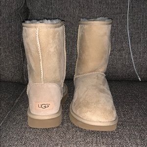 NEW W/O TAGS✨ UGG CLASSIC SHORT BOOTS